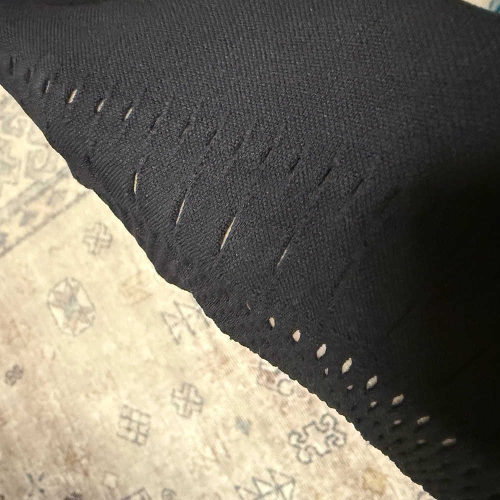 ALO Black Seamless High-Waist 7/8 Open Air Legging
Size XXs NWOT - Picture 7 of 10